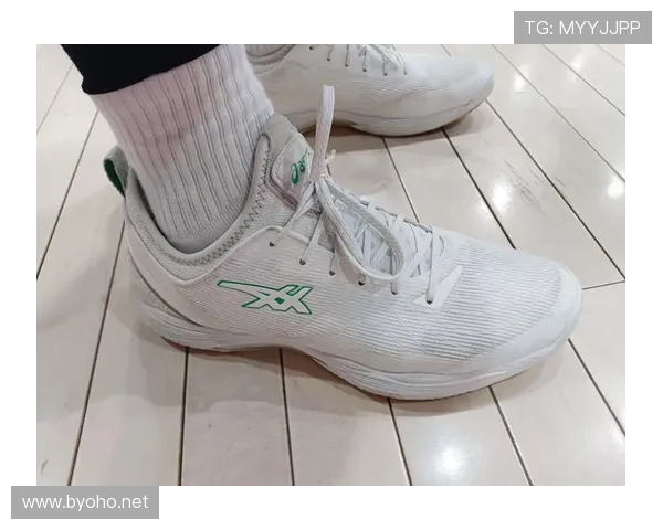 冯彦哲居然不穿运动鞋上场？这脚感也太娱乐圈了吧！