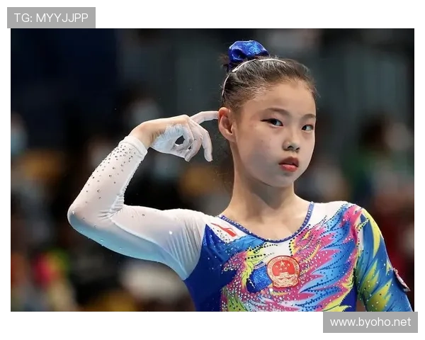 管晨辰把训练场当伸展台，手拎限量包、妆容在线，教练眼神直接懵了